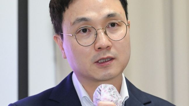 Phóng viên Lee Jin Ho. Phóng viên Lee Jin Ho.