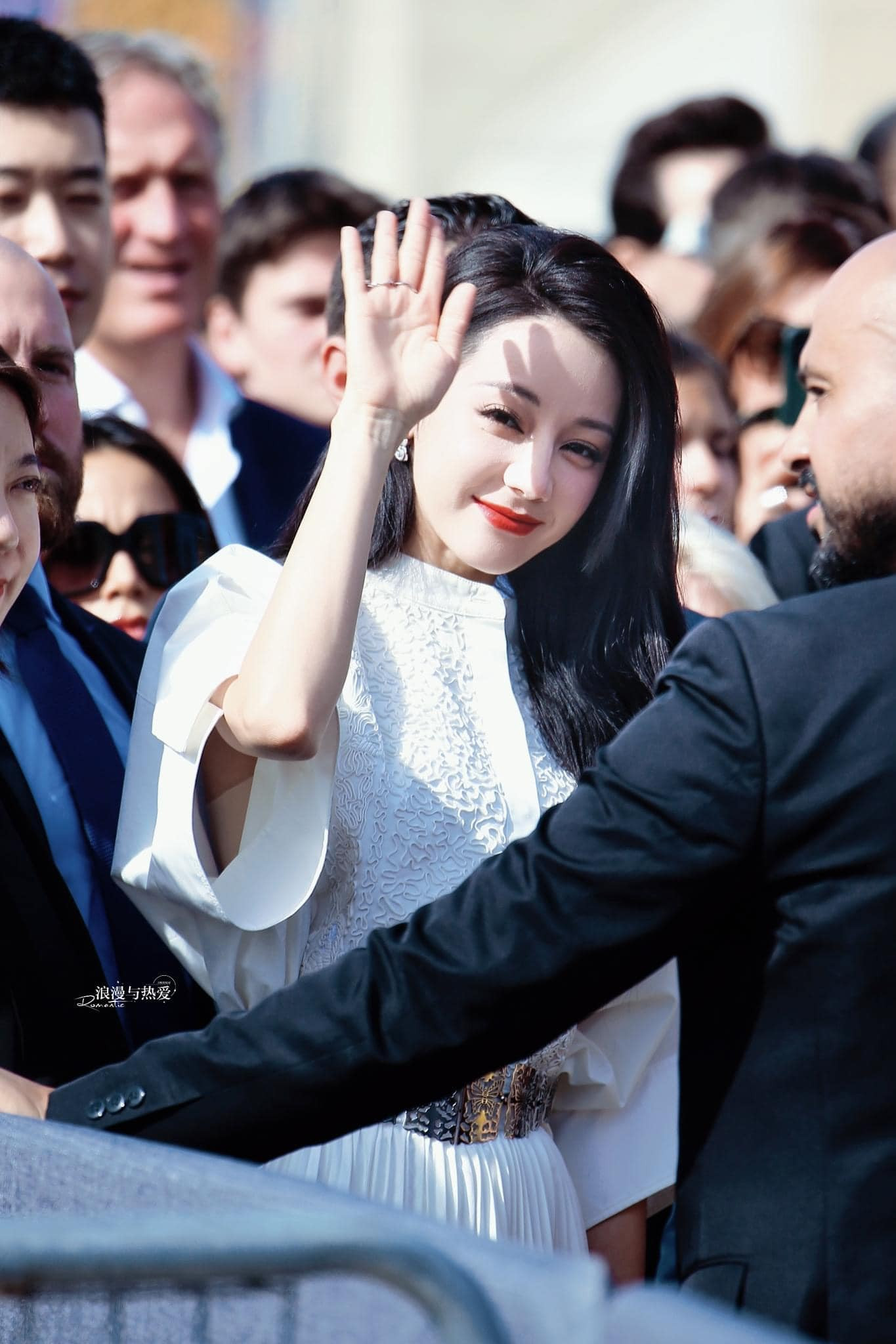 Ngoài ra vấn đề đãi ngộ của hãng với hai sao nữ của Trung – Hàn cũng được cư dân mạng bàn tán. Trong khi Jisoo được đi thẳng xe vào sự kiện, giám đốc truyền thông tận tình săn đón, Địch Lệ Nhiệt Ba đi bằng cổng thường như bao ngôi sao khác. Sở dĩ có sự khác biệt như vậy bởi danh phận của hai ngôi sao khác nhau. Mỹ nhân BlackPink là đại sứ toàn cầu song tuyến (thời trang - làm đẹp), còn Địch Lệ Nhiệt Ba là đại sứ khu vực Trung Quốc.