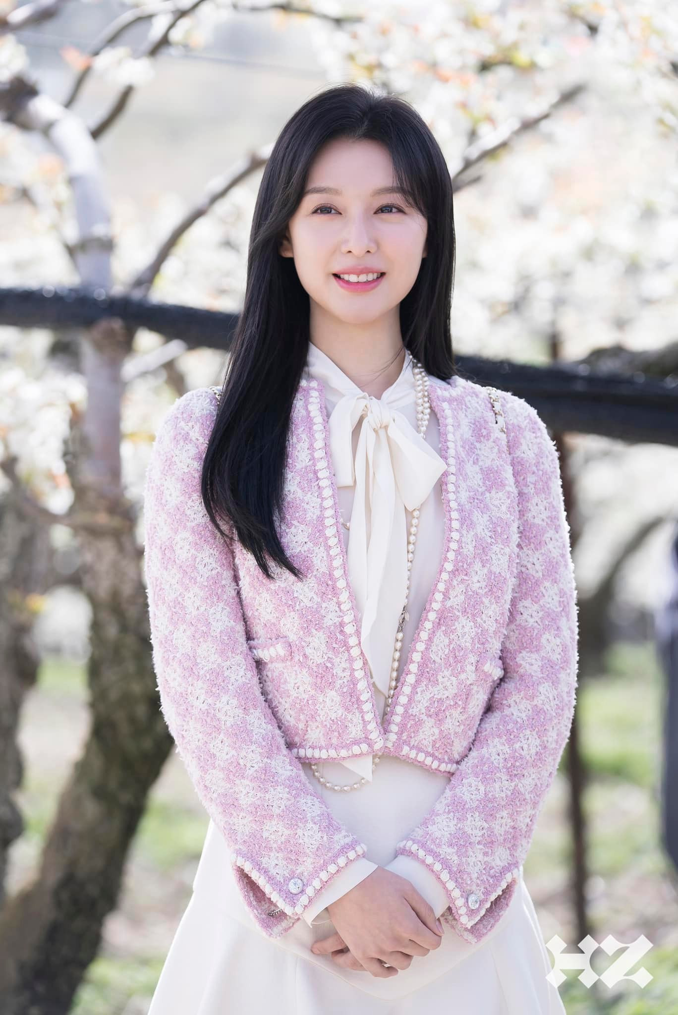 Hyun Woo (Kim Soo Hyun) gọi đây là &quot;bộ trang phục mà bà anh sẽ mặc&quot;, nam chính không biết rằng chiếc áo khoác vải tweed của Hae In thuộc hãng thời trang xa xỉ Chanel.