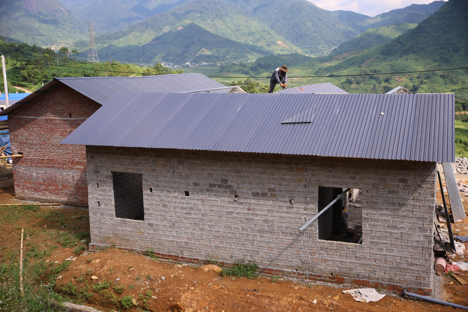 Người dân điểm tái định cư xã Bản Lang, huyện Phong Thổ hoàn thiện ngôi nhà. Người dân điểm tái định cư xã Bản Lang, huyện Phong Thổ hoàn thiện ngôi nhà.