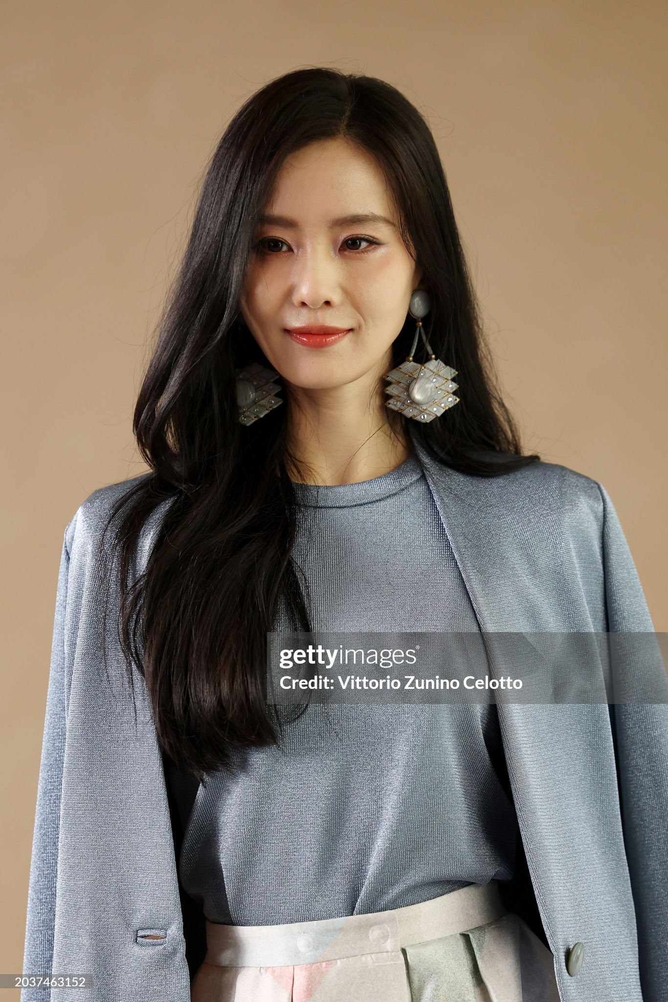 Ngôi sao Bộ bộ kinh tâm Lưu Thi Thi ngồi cạnh Ji Chang Wook tại tuần lễ thời trang Milan. Nhận xét về ảnh chưa qua chỉnh sửa của nữ diễn viên người Trung Quốc, khán giả bình luận: “Cô ấy cũng gần 40, tình trạng da như vậy ở tuổi này là rất tốt. U40 nhưng thần thái, khí chất không đùa được đâu”, “Nếp nhăn rõ nhưng da khỏe mạnh”… Ngôi sao Bộ bộ kinh tâm Lưu Thi Thi ngồi cạnh Ji Chang Wook tại tuần lễ thời trang Milan. Nhận xét về ảnh chưa qua chỉnh sửa của nữ diễn viên người Trung Quốc, khán giả bình luận: “Cô ấy cũng gần 40, tình trạng da như vậy ở tuổi này là rất tốt. U40 nhưng thần thái, khí chất không đùa được đâu”, “Nếp nhăn rõ nhưng da khỏe mạnh”…