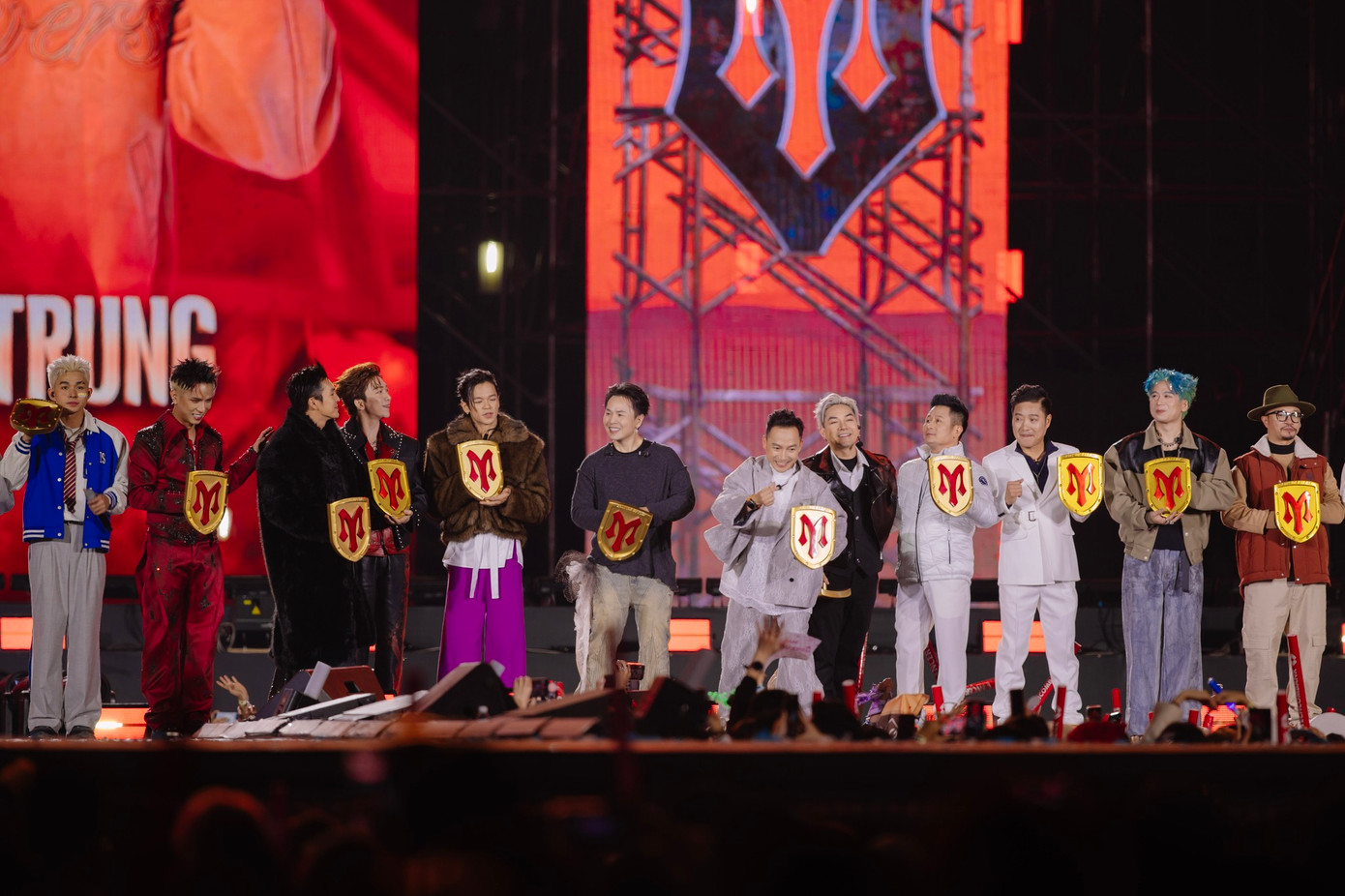 Những giọt nước mắt rơi trên sân khấu và cả khán đài. Jun Phạm, S.T Sơn Thạch, Soobin đều xúc động khóc khi trình diễn và nghe khán giả đồng thanh hát.