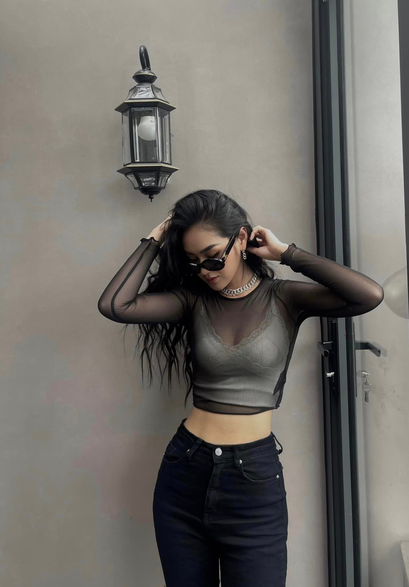 Cù Thị Trà ứng dụng phong cách đời thường vào vai diễn Anh Thu. Chỉ cần thay đổi kiểu tóc, nữ diễn viên đã mang đến hình ảnh thu hút. Cù Thị Trà ứng dụng phong cách đời thường vào vai diễn Anh Thu. Chỉ cần thay đổi kiểu tóc, nữ diễn viên đã mang đến hình ảnh thu hút.