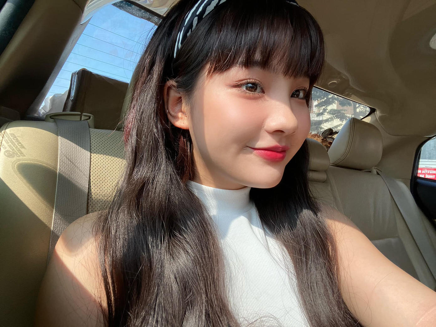 Đời thường, nữ diễn viên yêu thích lối ăn mặc không cầu kỳ, trẻ trung, năng động. Cô làm mới bản thân khi để tóc tém, lúc lại nối dài.