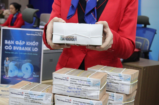 Lãi suất cho vay mới tại nhiều ngân hàng liên tục giảm. Lãi suất cho vay mới tại nhiều ngân hàng liên tục giảm.