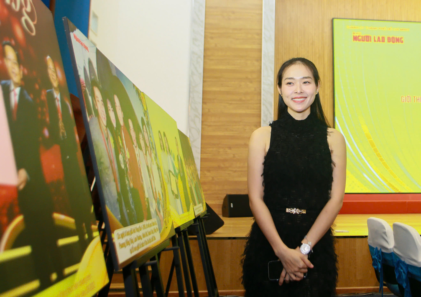 Các nghệ sĩ xem triển lãm ảnh Hành trình 30 năm giải Mai Vàng. Ảnh: BTC. Các nghệ sĩ xem triển lãm ảnh Hành trình 30 năm giải Mai Vàng. Ảnh: BTC.