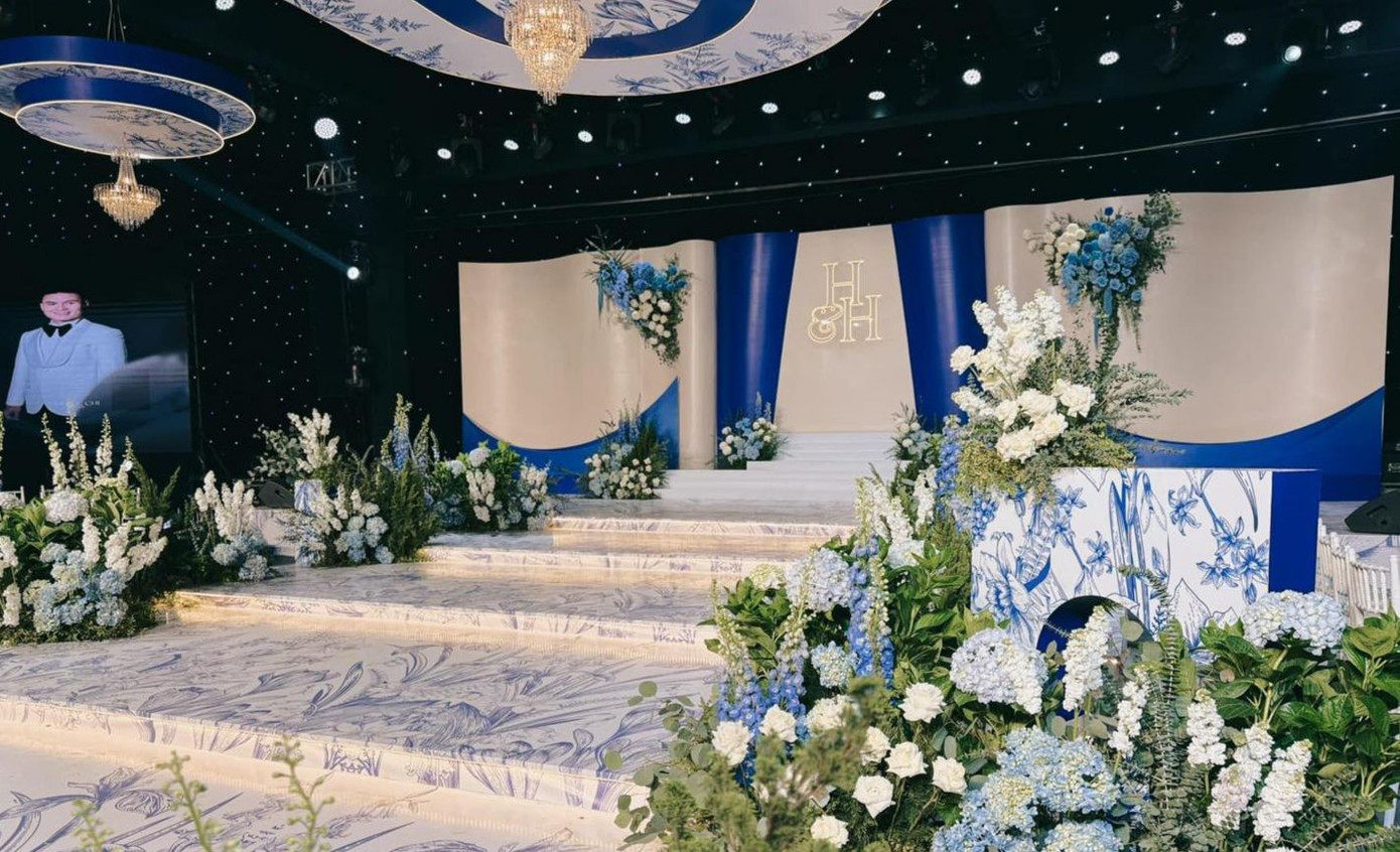 Khung cảnh lễ đường trong rạp cưới hoành tráng với diện tích gần 2000m2, tại sân bóng xã Xuân Nộn, huyện Đông Anh, Hà Nội – quê nhà Quang Hải. Đám cưới cầu thủ sinh năm 1997 và cô dâu Chu Thanh Huyền được tổ chức hôm nay (28/3). Ảnh: Lavita. Khung cảnh lễ đường trong rạp cưới hoành tráng với diện tích gần 2000m2, tại sân bóng xã Xuân Nộn, huyện Đông Anh, Hà Nội – quê nhà Quang Hải. Đám cưới cầu thủ sinh năm 1997 và cô dâu Chu Thanh Huyền được tổ chức hôm nay (28/3). Ảnh: Lavita.