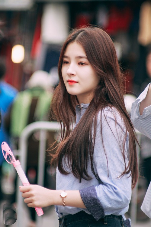 Năm 2017, Nancy gây "sốt" khi xuất hiện ở phố đi bộ Hà Nội và được cư dân mạng gọi là "hot girl phố đi bộ". Cuối tháng 12/2022, Nancy và Momoland quay lại Việt Nam biểu diễn tại quảng trường Đông kinh Nghĩa thục. Nữ ca sĩ nói cô thích ẩm thực Việt, đặc biệt là món bún chả. Năm 2017, Nancy gây "sốt" khi xuất hiện ở phố đi bộ Hà Nội và được cư dân mạng gọi là "hot girl phố đi bộ". Cuối tháng 12/2022, Nancy và Momoland quay lại Việt Nam biểu diễn tại quảng trường Đông kinh Nghĩa thục. Nữ ca sĩ nói cô thích ẩm thực Việt, đặc biệt là món bún chả.