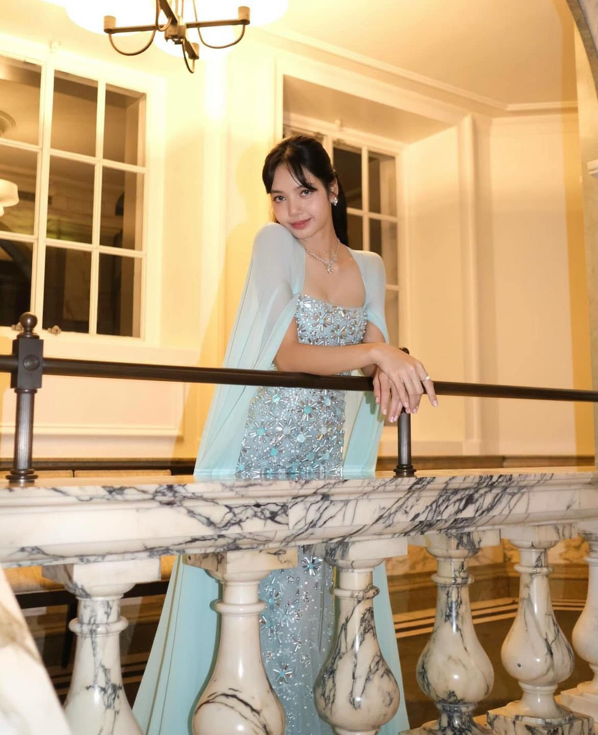 Tạo hình của Lisa (BlackPInk) khi dự tiệc của hoàng gia Anh. Ảnh: Instagram. Tạo hình của Lisa (BlackPInk) khi dự tiệc của hoàng gia Anh. Ảnh: Instagram.