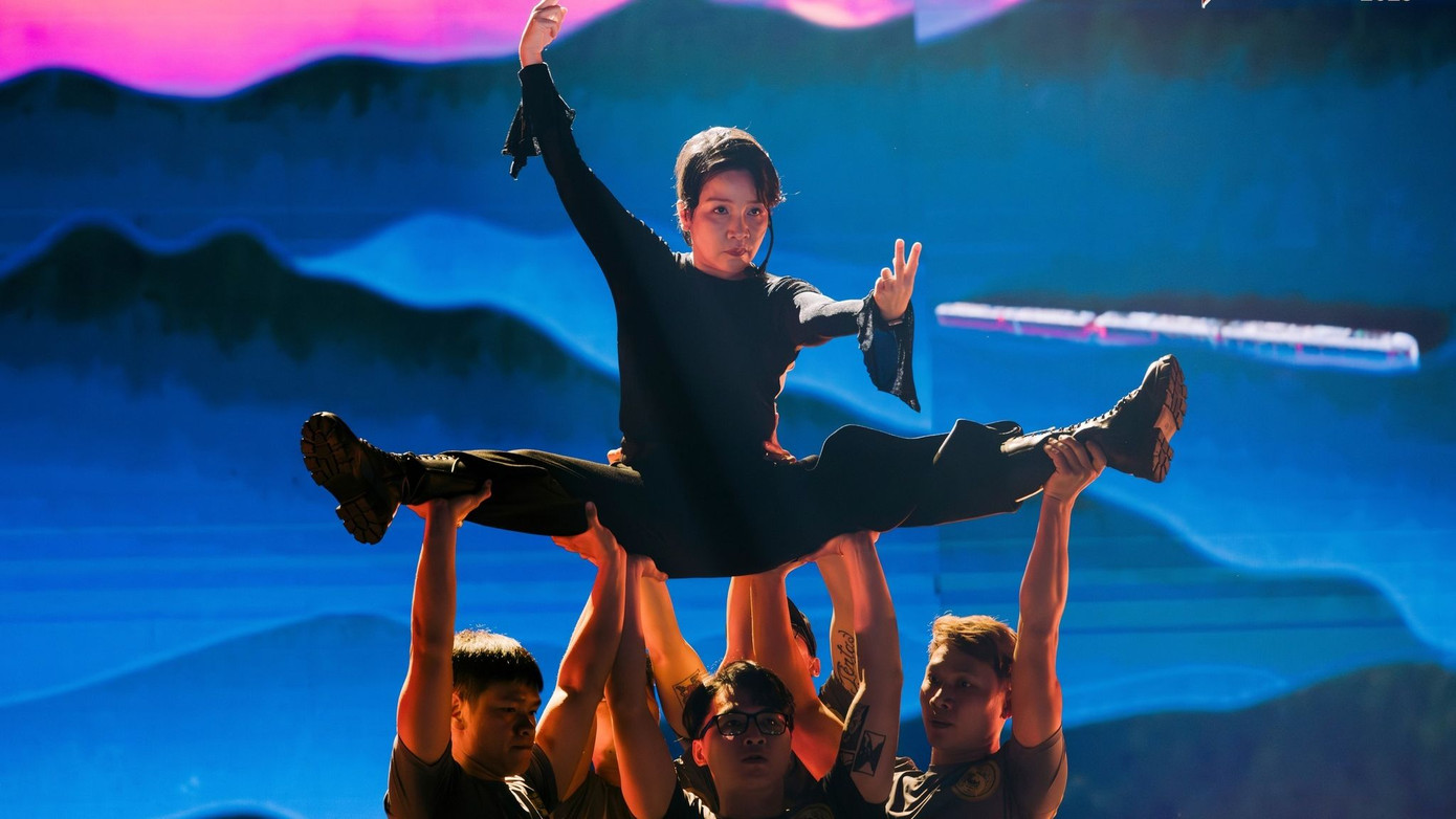 Mỹ Linh chịu khó lăn xả, thay đổi phong cách trên sân khấu.