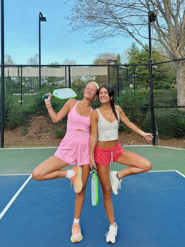 Không có quy định cụ thể nào về trang phục chơi pickleball. Ở nước ngoài, họ chú trọng vào chất liệu thoải mái, màu sắc bắt mắt. Ảnh: Pinterest.