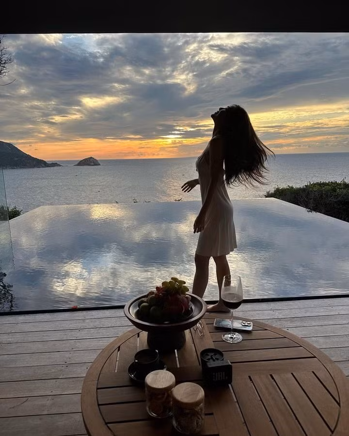 Ngôi sao Ngược dòng thời gian để yêu anh gửi lời chào đến khán giả Việt. Cô cho biết thường thức dậy từ rất sớm để đón bình minh, trekking đường mòn lên đỉnh núi. Nữ diễn viên ấn tượng với cảnh quan, không khí tại nơi đây.