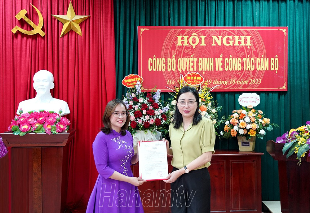 Phó Bí thư Thường trực Tỉnh ủy Đinh Thị Lụa trao quyết định của BTV Tỉnh ủy về công tác cán bộ cho bà Nguyễn Thị Phương Quỳnh. Phó Bí thư Thường trực Tỉnh ủy Đinh Thị Lụa trao quyết định của BTV Tỉnh ủy về công tác cán bộ cho bà Nguyễn Thị Phương Quỳnh.