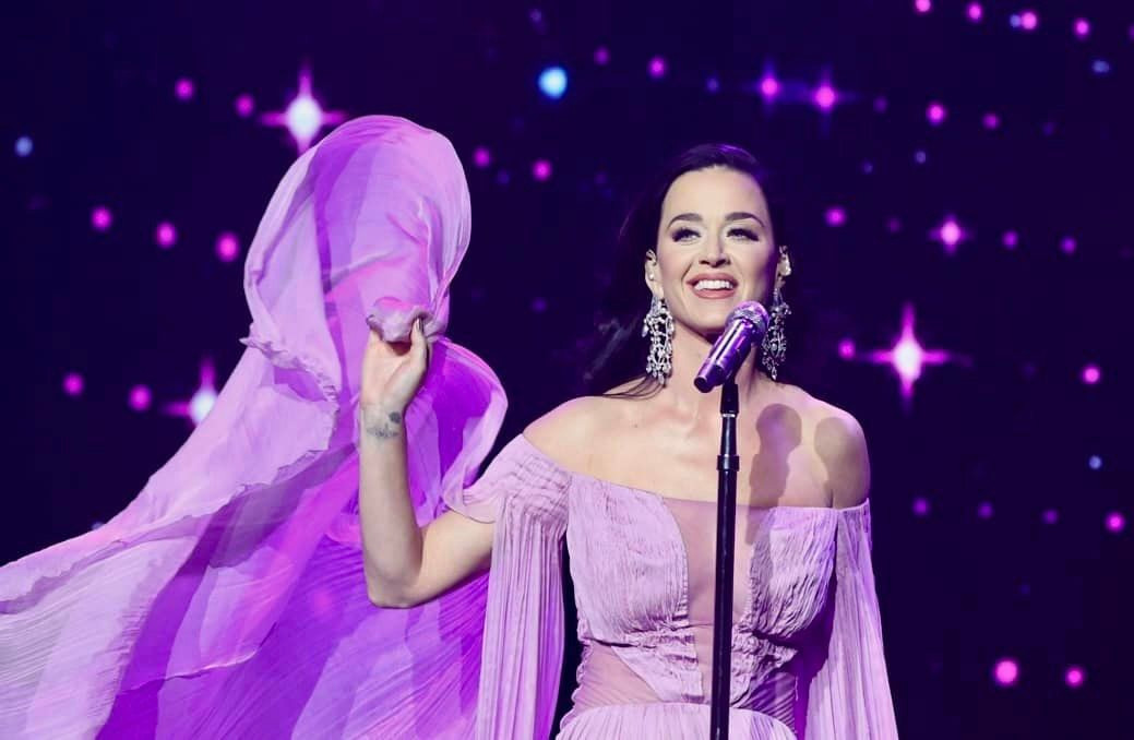 Katy Perry diện trang phục lộng lẫy diễn ở nhà hát Hồ Gươm, Hà Nội. Ảnh: Trọng Tài.