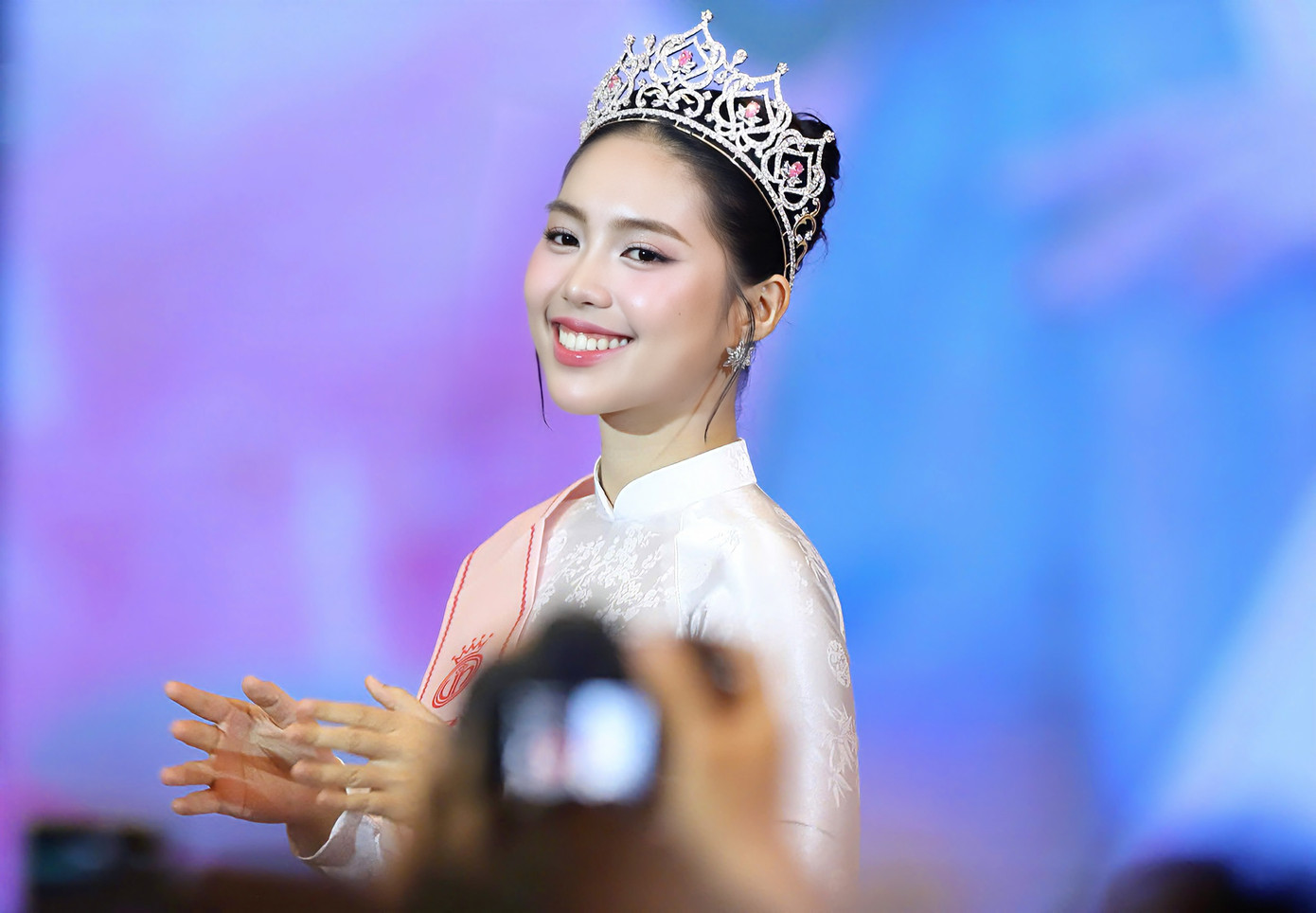 Á hậu 1 Trần Ngọc Châu Anh được các sinh viên UFM và thầy cô cổ vũ nhiệt tình. Ảnh: Duy Anh.