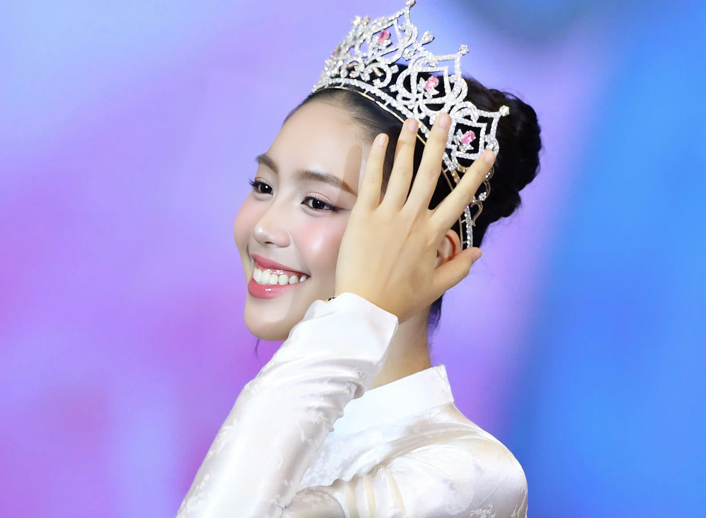 Á hậu 1 Trần Ngọc Châu Anh được các sinh viên UFM và thầy cô cổ vũ nhiệt tình. Ảnh: Duy Anh.