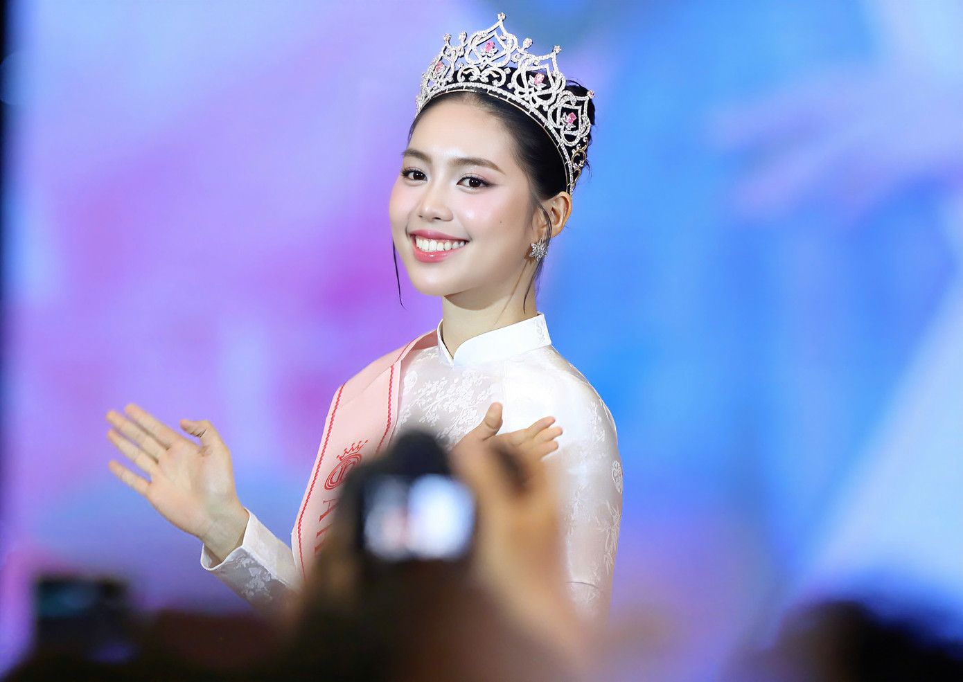 Á hậu 1 Trần Ngọc Châu Anh được các sinh viên UFM và thầy cô cổ vũ nhiệt tình. Ảnh: Duy Anh.