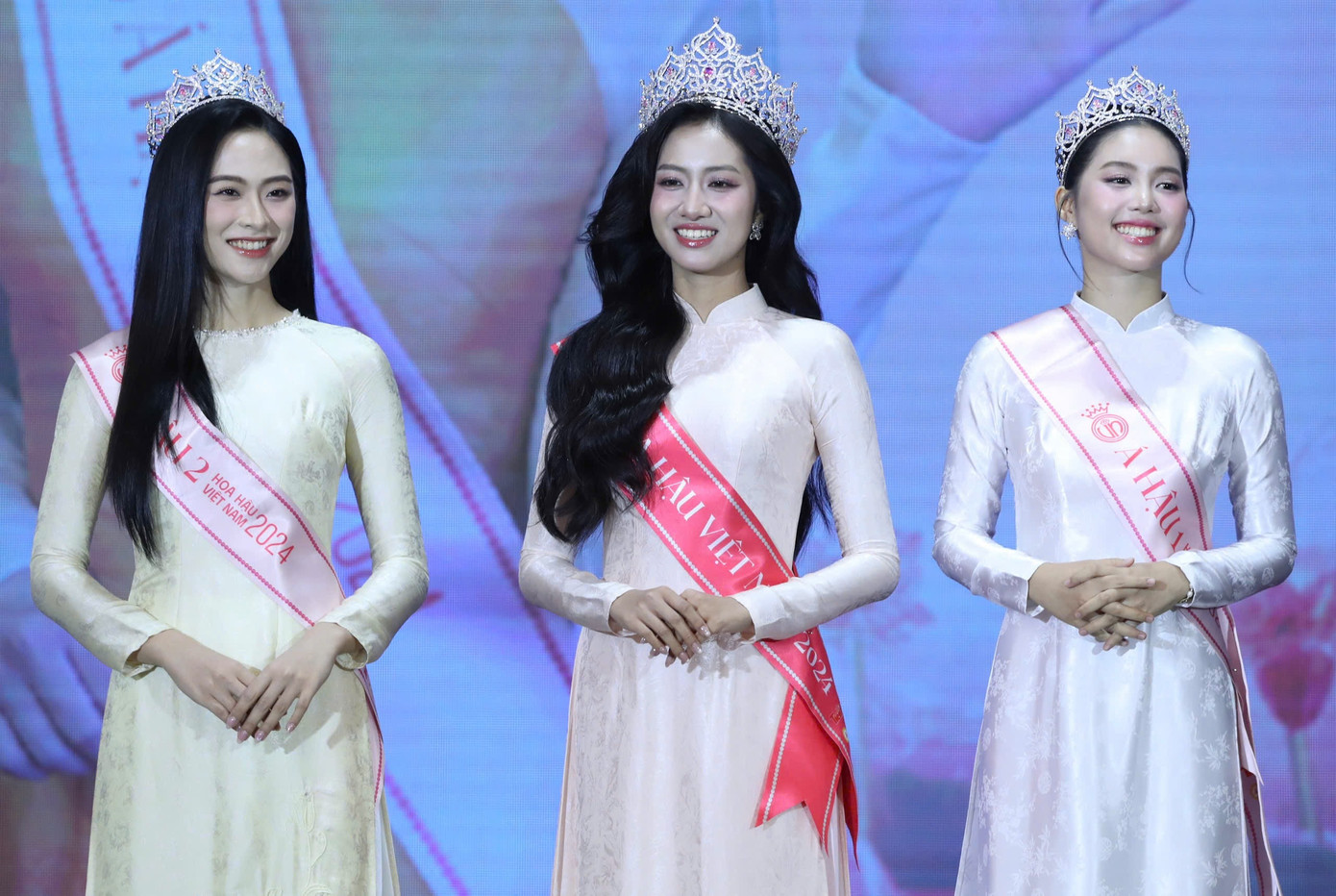 Nhan sắc rạng rỡ của Top 3 Hoa hậu Việt Nam. Các người đẹp chọn áo dài nền nã trong buổi gặp gỡ đặc biệt cùng sinh viên Trường ĐH Tài chính - Marketing. Ảnh: Dương Triều.