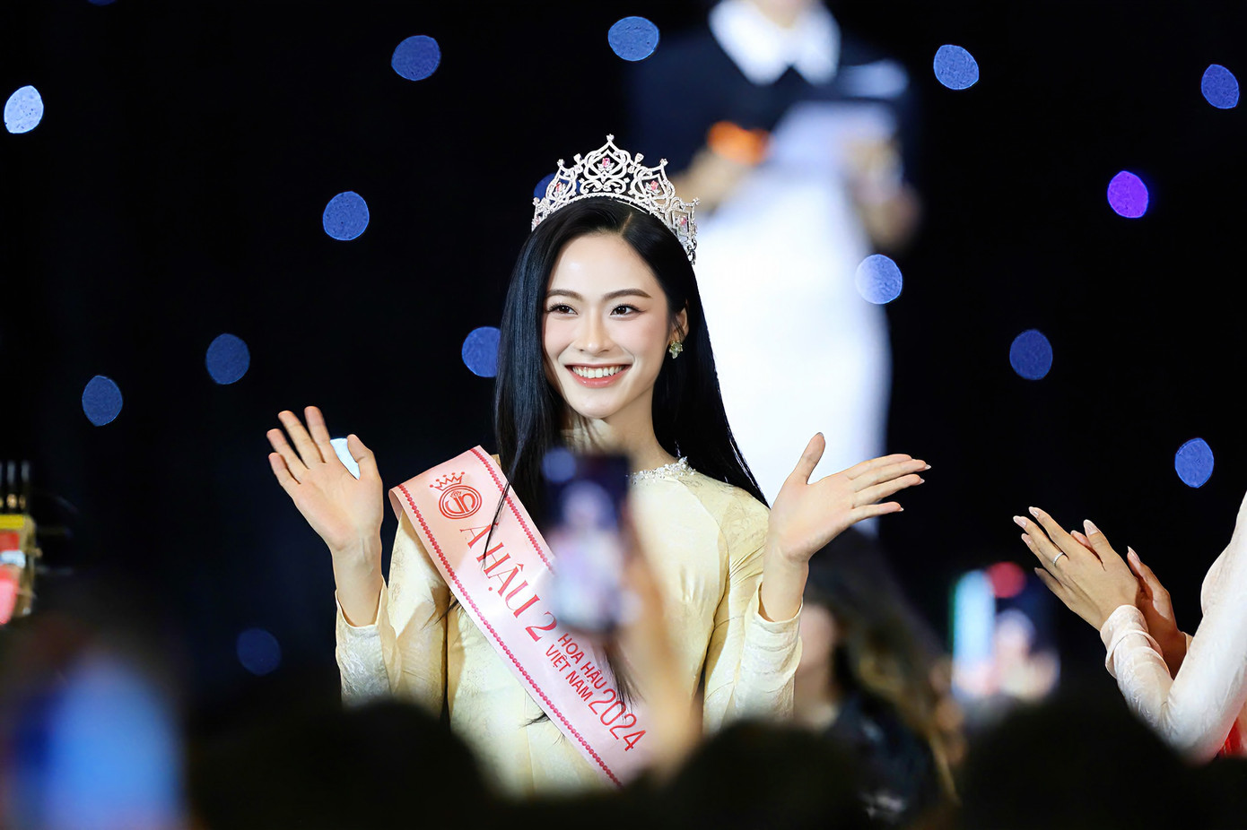 Cận nhan sắc trong veo của Á hậu 2 Nguyễn Thị Vân Nhi. Cô là người nhỏ tuổi nhất trong Top 3 Hoa hậu Việt Nam 2024.