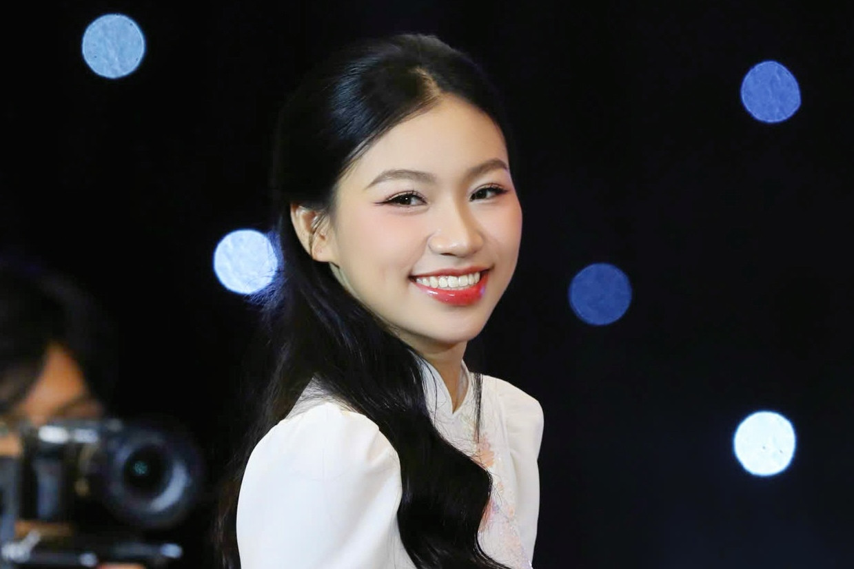 Rạng rỡ không kém là Trần Thị Huyền Cơ - Top 15 Hoa hậu Việt Nam 2024. Huyền Cơ từng là Á khôi ĐH Tài chính - Marketing 2023. Ảnh: Duy Anh.