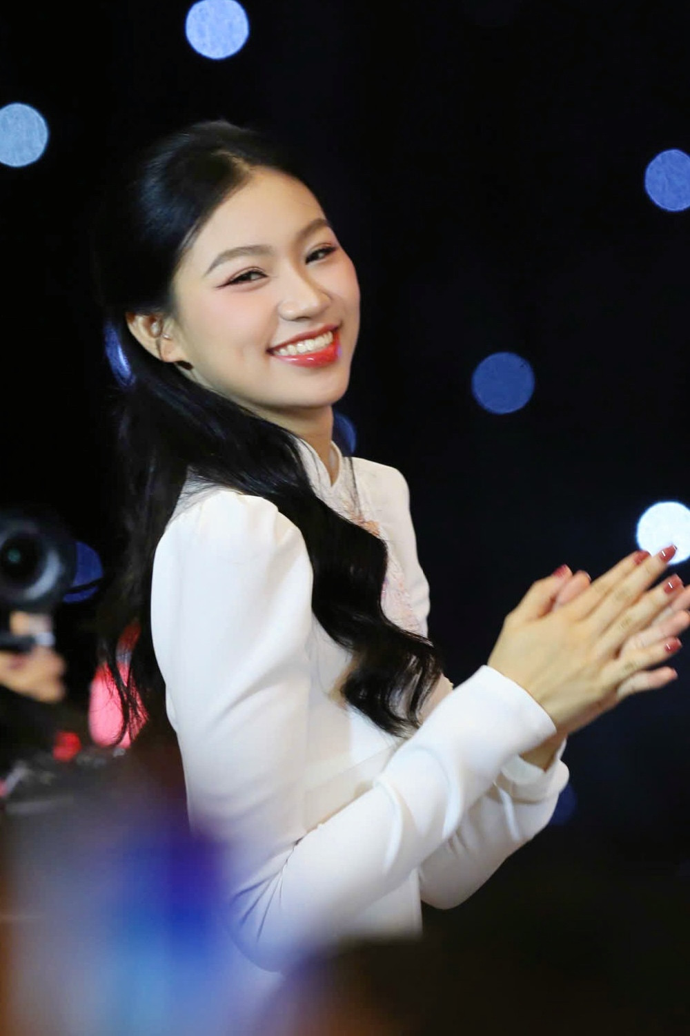 Rạng rỡ không kém là Trần Thị Huyền Cơ - Top 15 Hoa hậu Việt Nam 2024. Huyền Cơ từng là Á khôi ĐH Tài chính - Marketing 2023. Ảnh: Duy Anh.