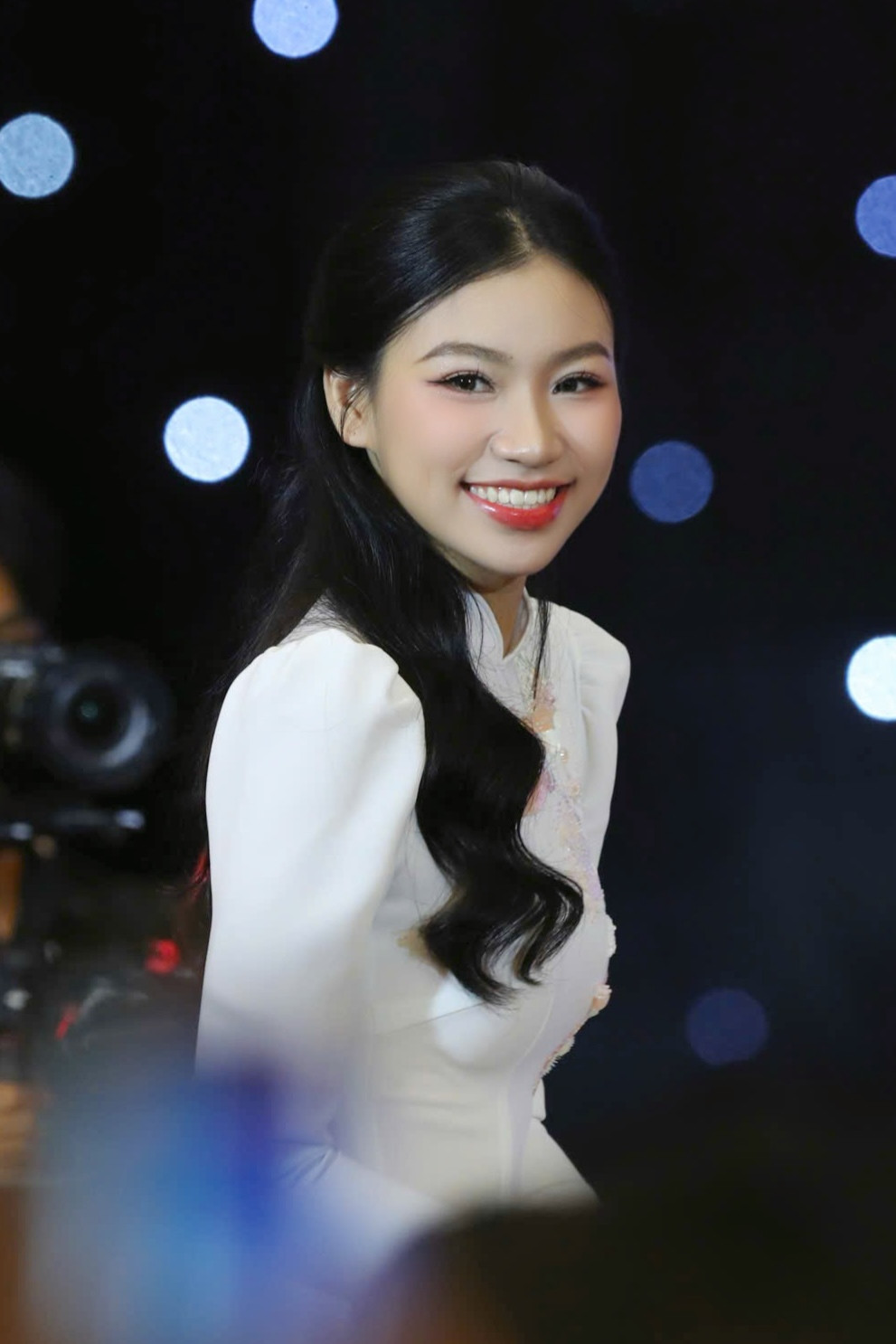 Rạng rỡ không kém là Trần Thị Huyền Cơ - Top 15 Hoa hậu Việt Nam 2024. Huyền Cơ từng là Á khôi ĐH Tài chính - Marketing 2023. Ảnh: Duy Anh.