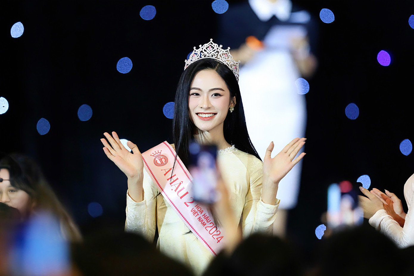 Cận nhan sắc trong veo của Á hậu 2 Nguyễn Thị Vân Nhi. Cô là người nhỏ tuổi nhất trong Top 3 Hoa hậu Việt Nam 2024.