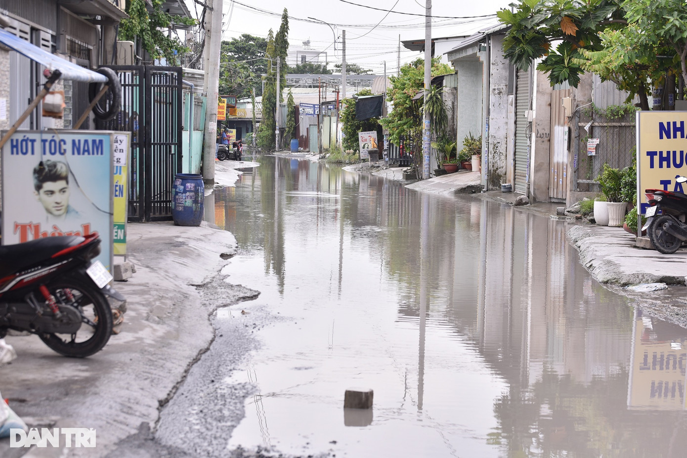 Tình trạng ngập nước kéo dài khiến nhiều hộ kinh doanh gặp nhiều khó khăn, nhiều hàng quán phải đóng cửa vì không có khách.