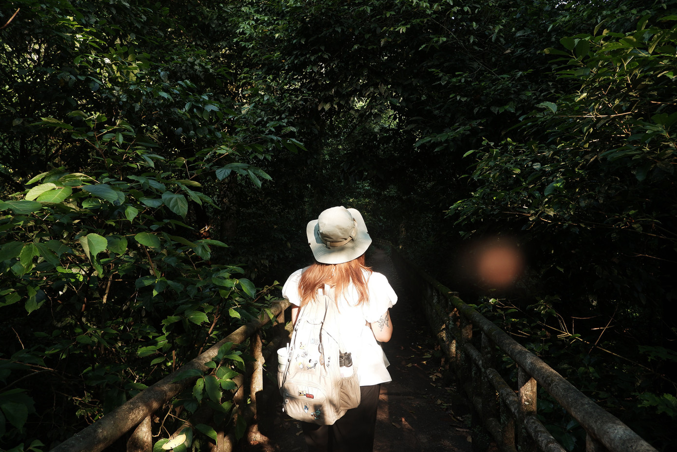 Buổi chiều, họ tiếp tục khám phá Động Người Xưa, hồ Mạc và khu trò chơi, trước khi quay về Hà Nội lúc 17h. &quot;Chuyến đi này giúp tôi nạp đầy năng lượng sau những ngày học tập, làm việc căng thẳng&quot;, Ngọc tâm sự. Ảnh: Hồng Ngọc.