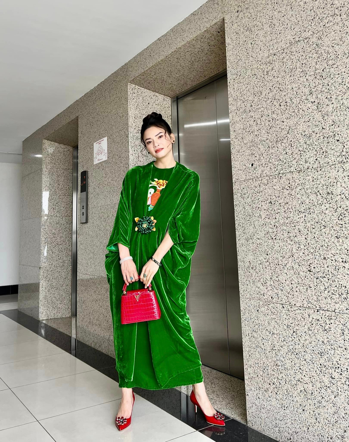 Đi diễn hay ở nhà, Phạm Phương Thảo ưa chuộng các thiết kế lụa, nhung dáng dài nền nã, mang đậm hơi thở truyền thống nhưng vẫn trẻ trung, hiện đại.