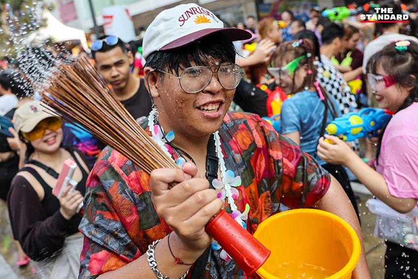TAT ước tính trong dịp lễ hội Songkran, Thái Lan mang về không dưới 100 tỷ baht (2,72 tỷ USD), bao gồm cả khách nội địa và quốc tế. Dịch vụ Thông báo tin tức hàng không Thái Lan (AEROTHAI) dự đoán từ ngày 11-17/4 sẽ có tổng cộng 16.307 chuyến bay đến nước này, trung bình 2.330 chuyến mỗi ngày.
