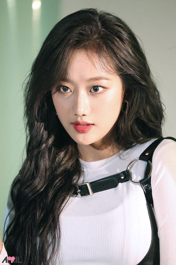 Trước khi được biết đến với vai trò diễn viên, Naeun từng là thần tượng nhóm nhạc nữ April nhưng khó cạnh tranh với những nhóm nhạc nữ cùng thời. Chỉ đến khi lấn sân sang mảng diễn xuất, cô mới được để mắt tới. Bộ drama học đường A-Teen đánh dấu bước nhảy vọt danh tiếng của Naeun. Cô nhanh chóng nổi tiếng, đứng đầu các bảng xếp hạng danh tiếng hàng tháng.