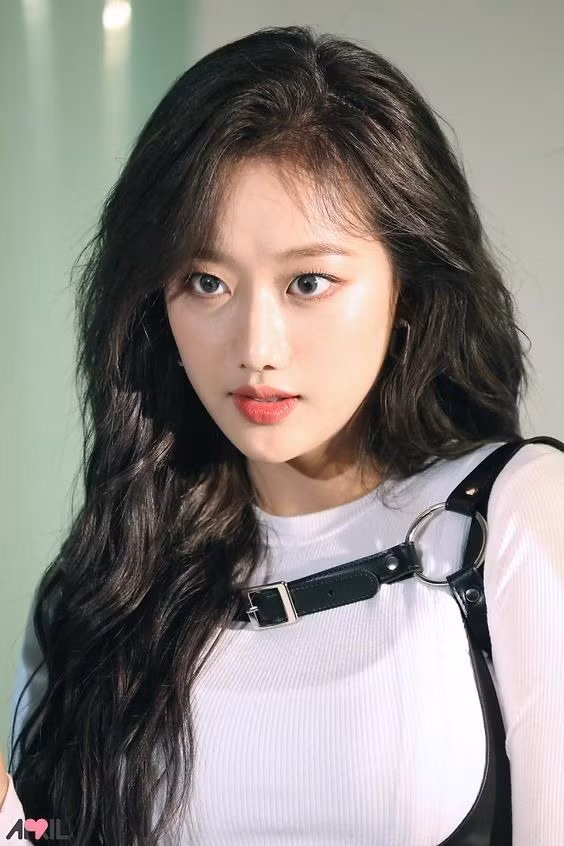 Trước khi được biết đến với vai trò diễn viên, Naeun từng là thần tượng nhóm nhạc nữ April nhưng khó cạnh tranh với những nhóm nhạc nữ cùng thời. Chỉ đến khi lấn sân sang mảng diễn xuất, cô mới được để mắt tới. Bộ drama học đường A-Teen đánh dấu bước nhảy vọt danh tiếng của Naeun. Cô nhanh chóng nổi tiếng, đứng đầu các bảng xếp hạng danh tiếng hàng tháng. Trước khi được biết đến với vai trò diễn viên, Naeun từng là thần tượng nhóm nhạc nữ April nhưng khó cạnh tranh với những nhóm nhạc nữ cùng thời. Chỉ đến khi lấn sân sang mảng diễn xuất, cô mới được để mắt tới. Bộ drama học đường A-Teen đánh dấu bước nhảy vọt danh tiếng của Naeun. Cô nhanh chóng nổi tiếng, đứng đầu các bảng xếp hạng danh tiếng hàng tháng.