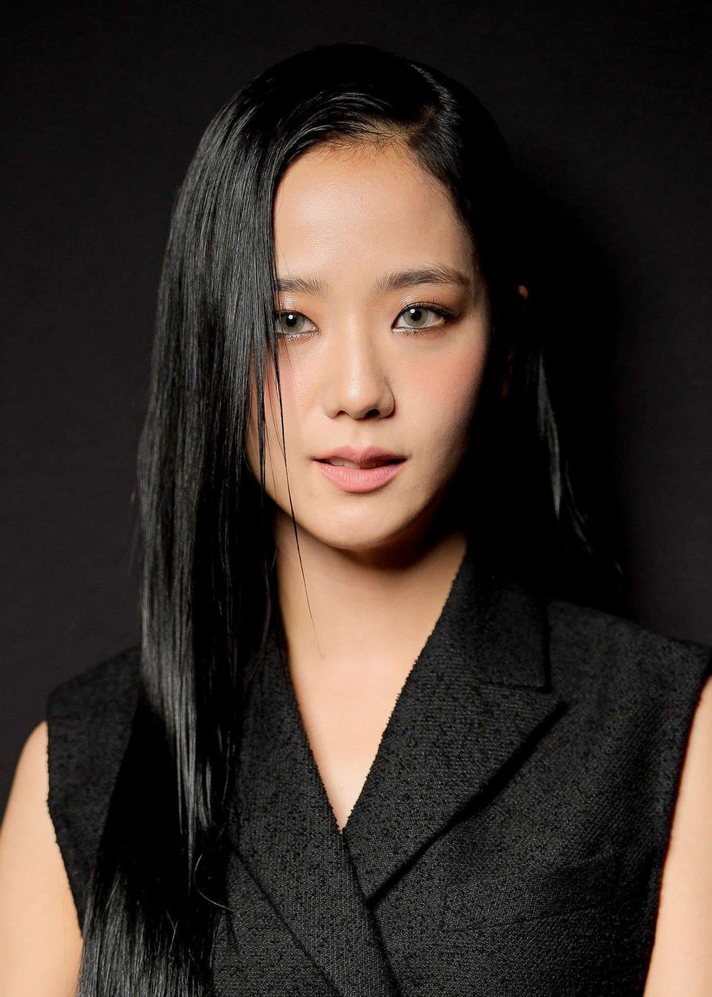 Jisoo bị chê vì kiểu tóc và cách trang điểm “dìm” nhan sắc. Nhiều fan cho rằng trang điểm khói khiến nữ thần tượng bị già đi trước tuổi.