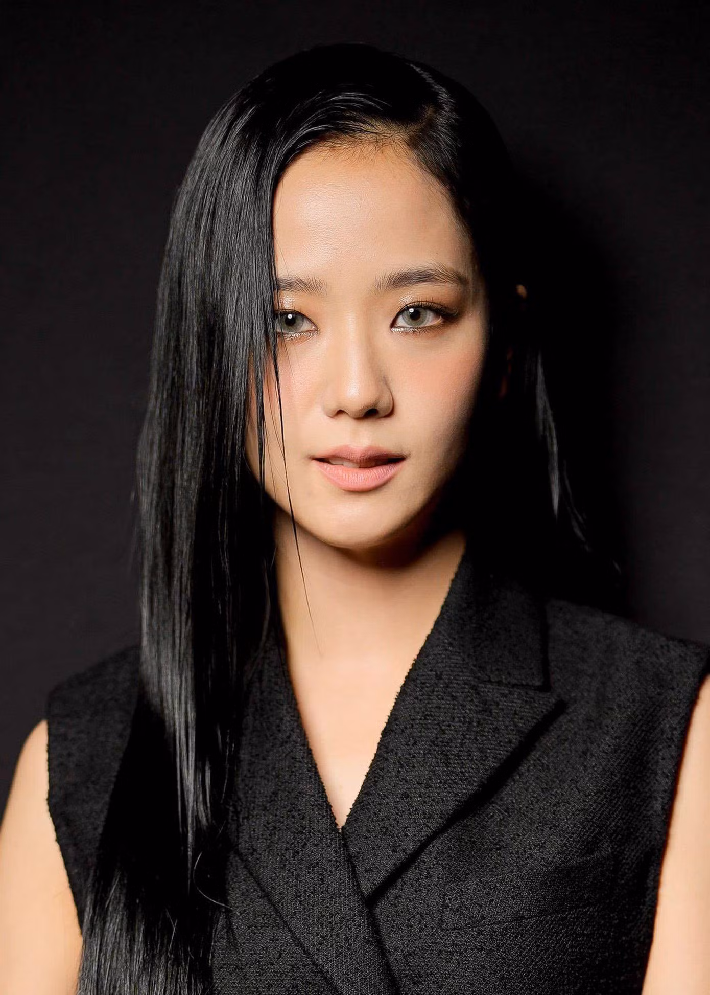 Jisoo bị chê vì kiểu tóc và cách trang điểm “dìm” nhan sắc. Nhiều fan cho rằng trang điểm khói khiến nữ thần tượng bị già đi trước tuổi.