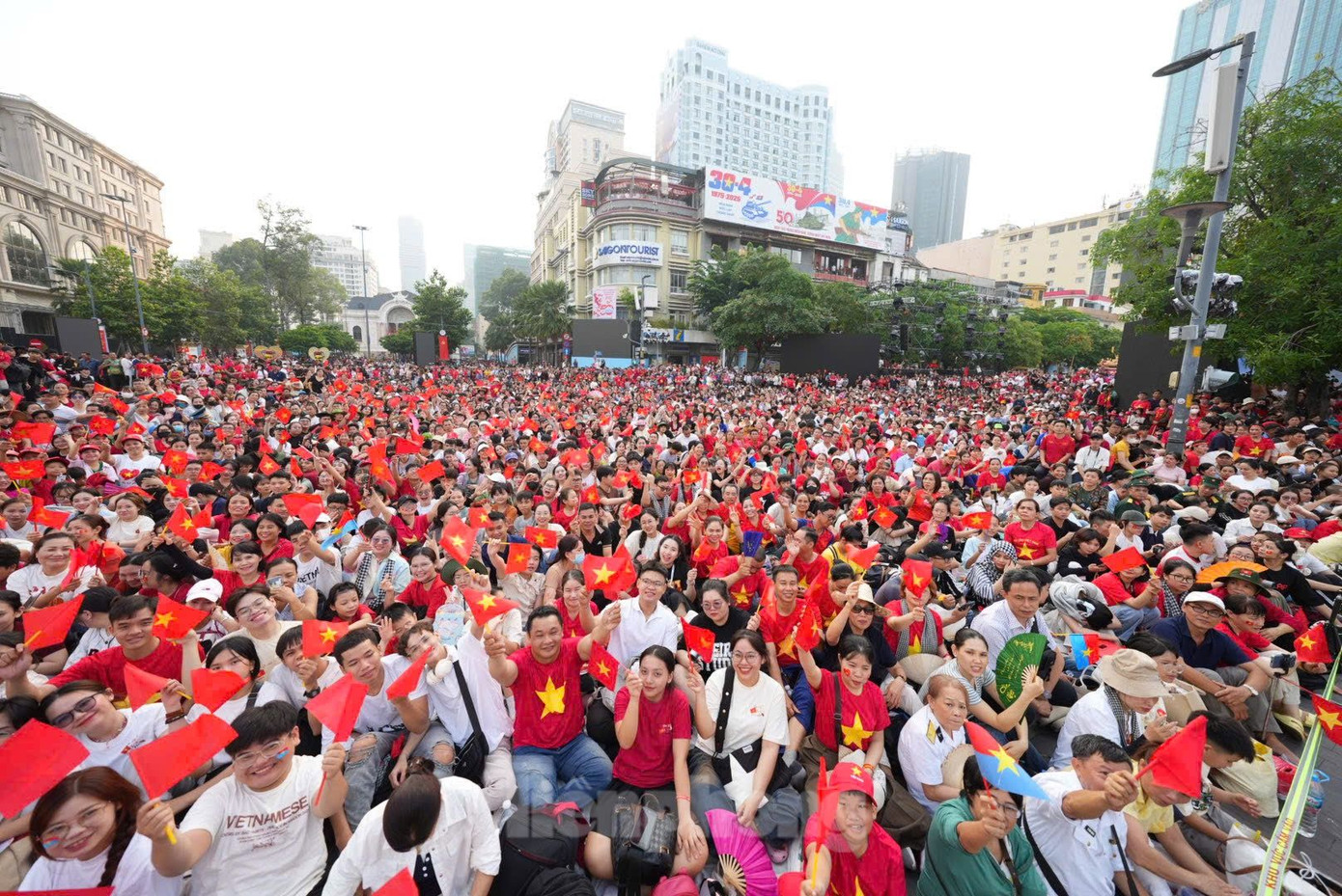 Biển người nườm nượp đổ về trung tâm TPHCM, đặc biệt là khu vực đường Tôn Đức Thắng - nơi đoàn diễu binh, diễu hành đi qua trong khuôn khổ lễ kỷ niệm 30/4 trọng thể. Người dân đứng ken đặc đường, mắt hướng về phía đoàn quân đang tiến bước trong tiếng nhạc hào hùng, trong sắc đỏ rực của quốc kỳ và cờ hội tung bay giữa nắng tháng Tư.