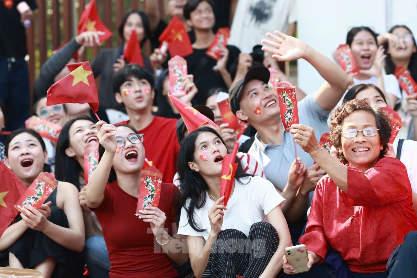 Người dân phấn khích, háo hức khi thấy các máy bay quân sự kéo cờ Đảng, cờ Tổ quốc hướng về trung tâm TPHCM và khoảnh khắc tiêm kích Su-30MK2 thả bẫy nhiệt trên nền trời.