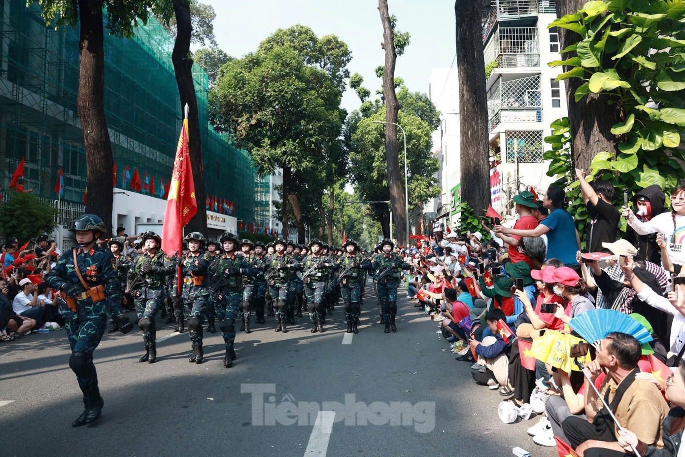 Dọc hai bên đường, không khí náo nức với những tiếng vỗ tay, hò reo vang lên không ngớt mỗi khi các khối diễu binh đi qua.