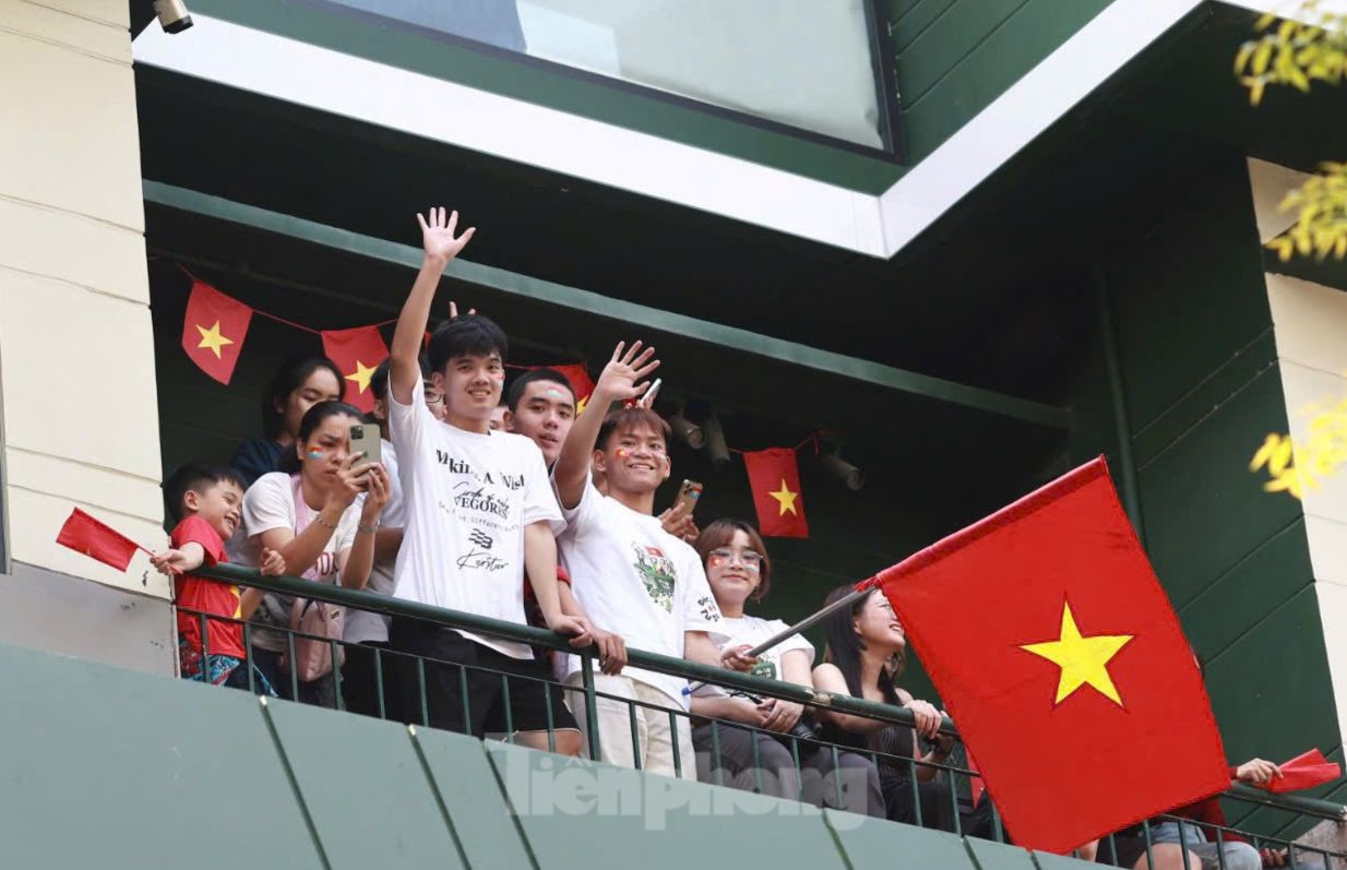 Nhóm bạn trẻ chọn vị trí đứng ở ban công tòa nhà để có góc nhìn, quay đẹp mắt.