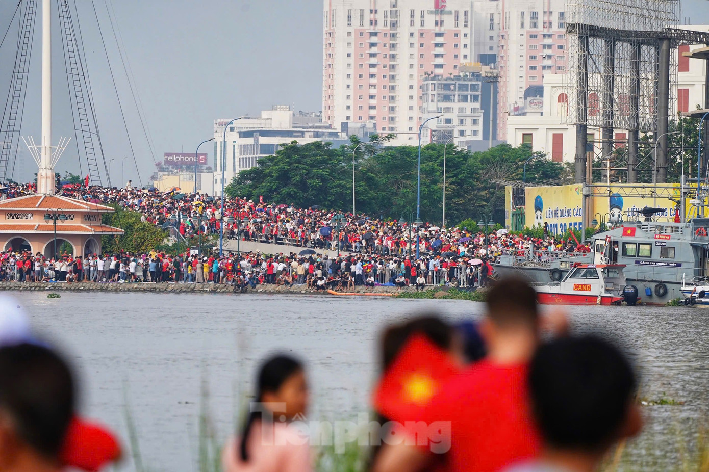 Khung cảnh ấn tượng tại TPHCM trong ngày Đại lễ. Cầu Khánh Hội không còn khoảng hở khi hàng ngàn người dân đứng xếp hàng chờ xem diễu binh.