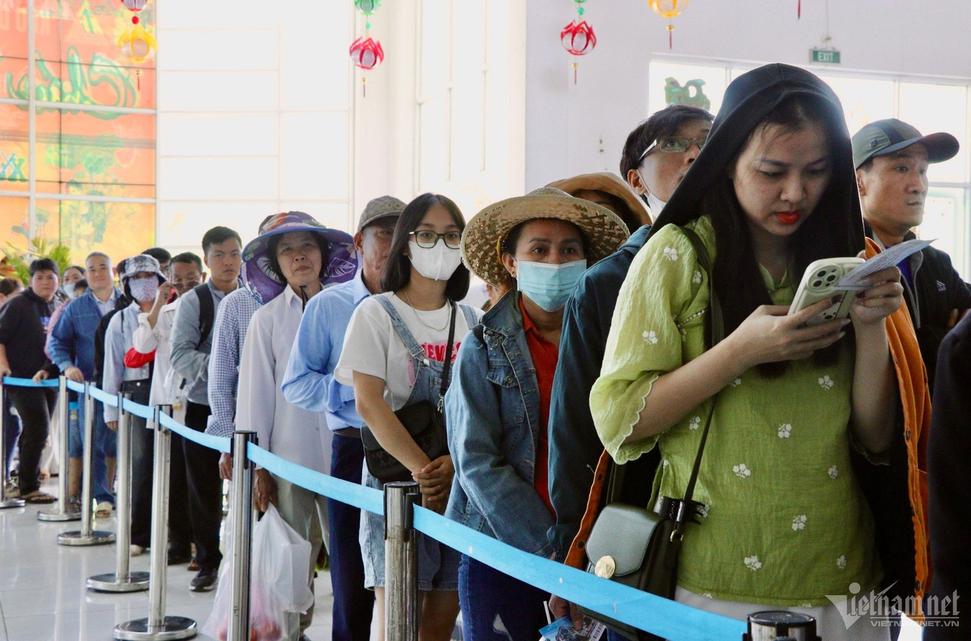 Đây là ngôi chùa nổi tiếng linh thiêng và kỳ lạ nhất bởi vì được xây dựng lưng chừng núi ở địa hình thiên nhiên của núi rừng. Để đến được với ngôi chùa này, du khách có thể trải nghiệm bằng đường bộ các bậc thang hoặc di chuyển bằng cáp treo. Đây là ngôi chùa nổi tiếng linh thiêng và kỳ lạ nhất bởi vì được xây dựng lưng chừng núi ở địa hình thiên nhiên của núi rừng. Để đến được với ngôi chùa này, du khách có thể trải nghiệm bằng đường bộ các bậc thang hoặc di chuyển bằng cáp treo.