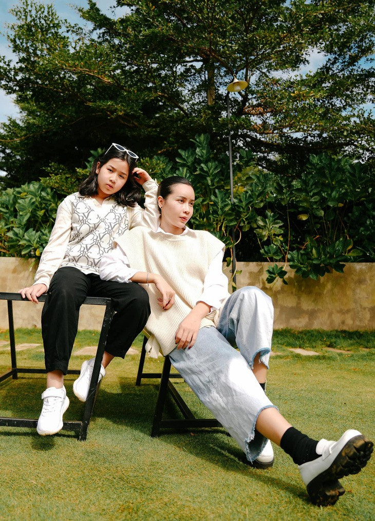 Lưu Hương Giang nỗ lực để hai con gái có nền tảng gia đình vững chắc.