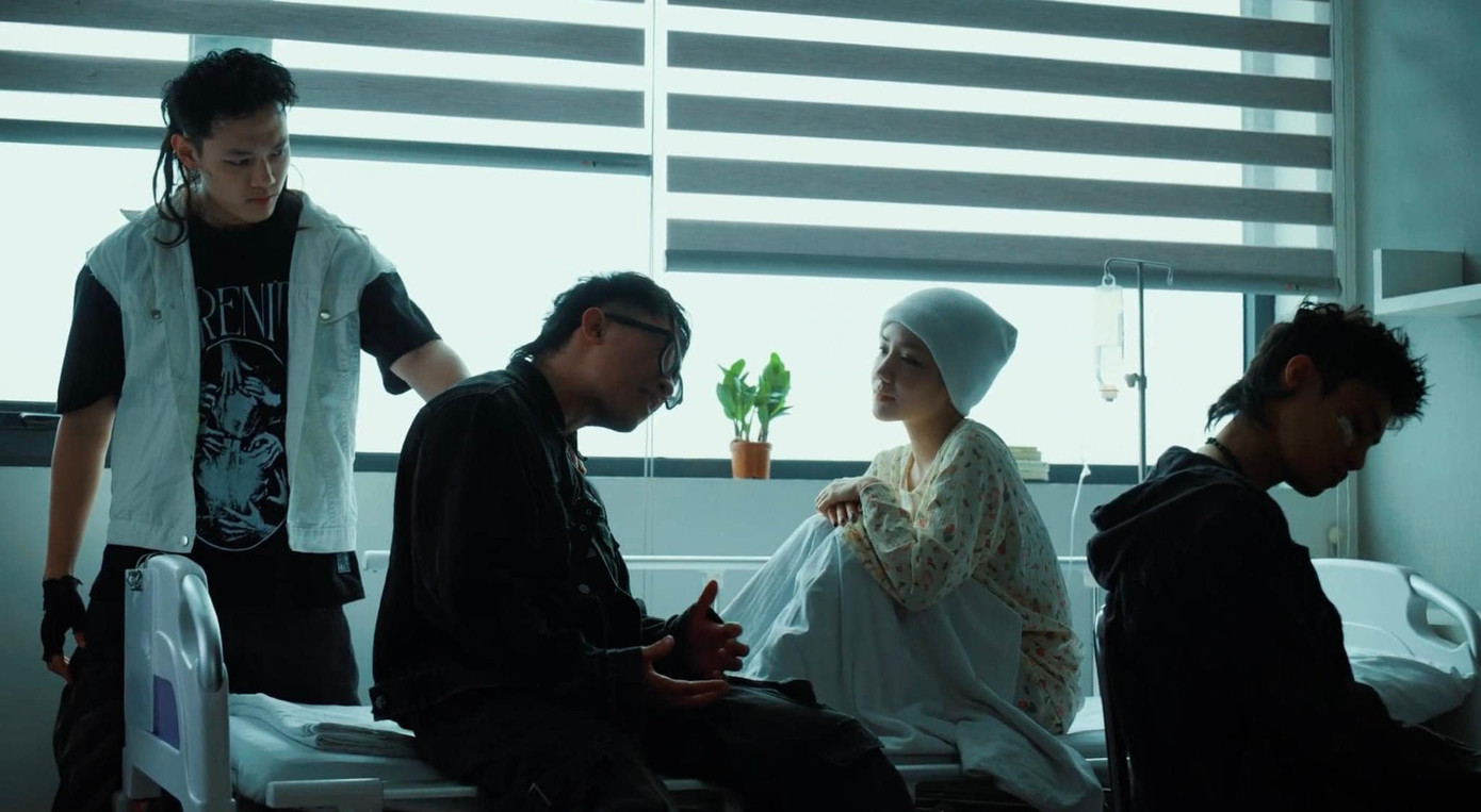 Vụ nổ lớn - Không quan trọng là sản phẩm parody Haru Haru (Big Bang) được MCK và các nghệ sĩ viết lời Việt. Vụ nổ lớn - Không quan trọng là sản phẩm parody Haru Haru (Big Bang) được MCK và các nghệ sĩ viết lời Việt.