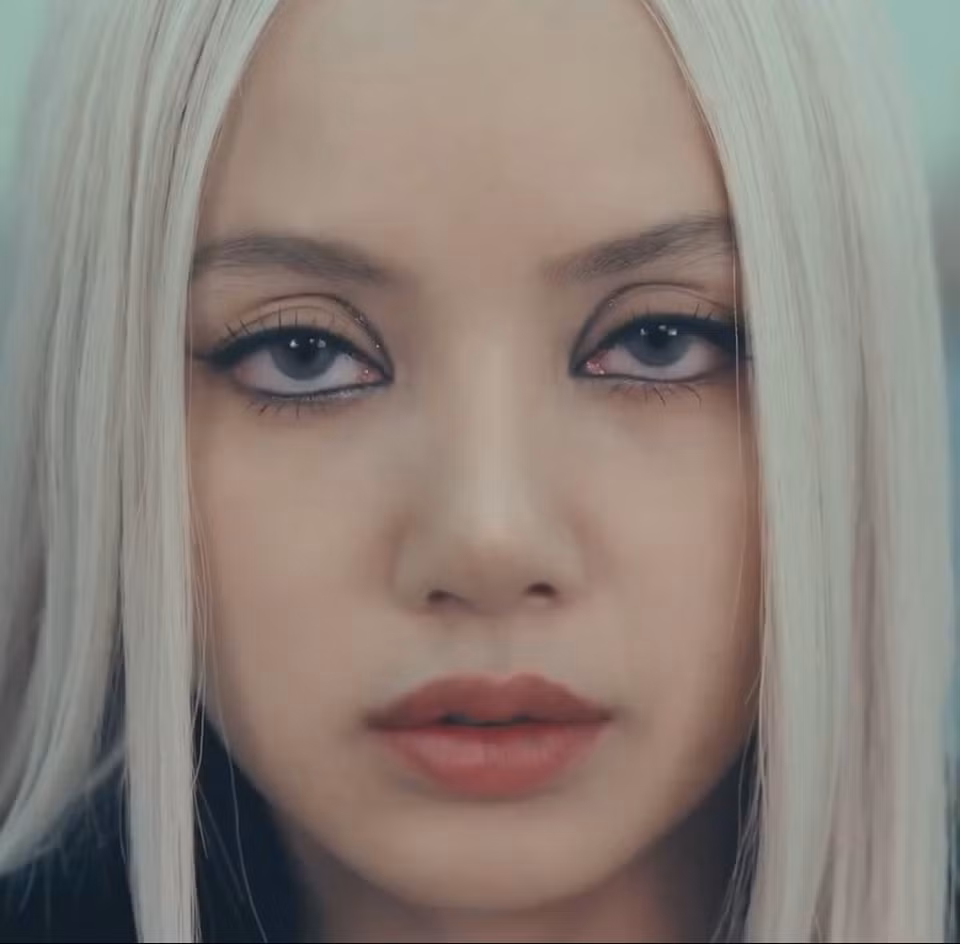 Lisa trong teaser MV kết hợp cùng Rosalia, dự kiến ra mắt ngày 16/8.