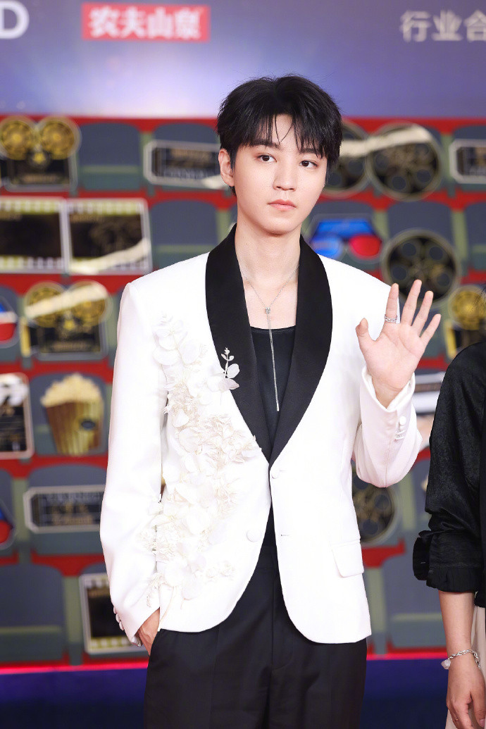 Vương Tuấn Khải (trái) trong trang phục vest được thiết kế riêng. Lưu Hạo Nhiên được khen điển trai.