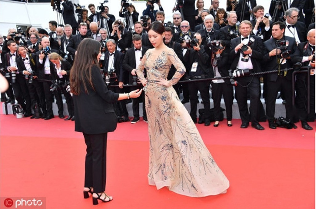 Khoảnh khắc bị nhắc rời thảm đỏ khiến Thi Dư Phi muối mặt (bìa trái) và khung cảnh đông đúc khi chưa có siêu sao xuất hiện. Khoảnh khắc bị nhắc rời thảm đỏ khiến Thi Dư Phi muối mặt (bìa trái) và khung cảnh đông đúc khi chưa có siêu sao xuất hiện.