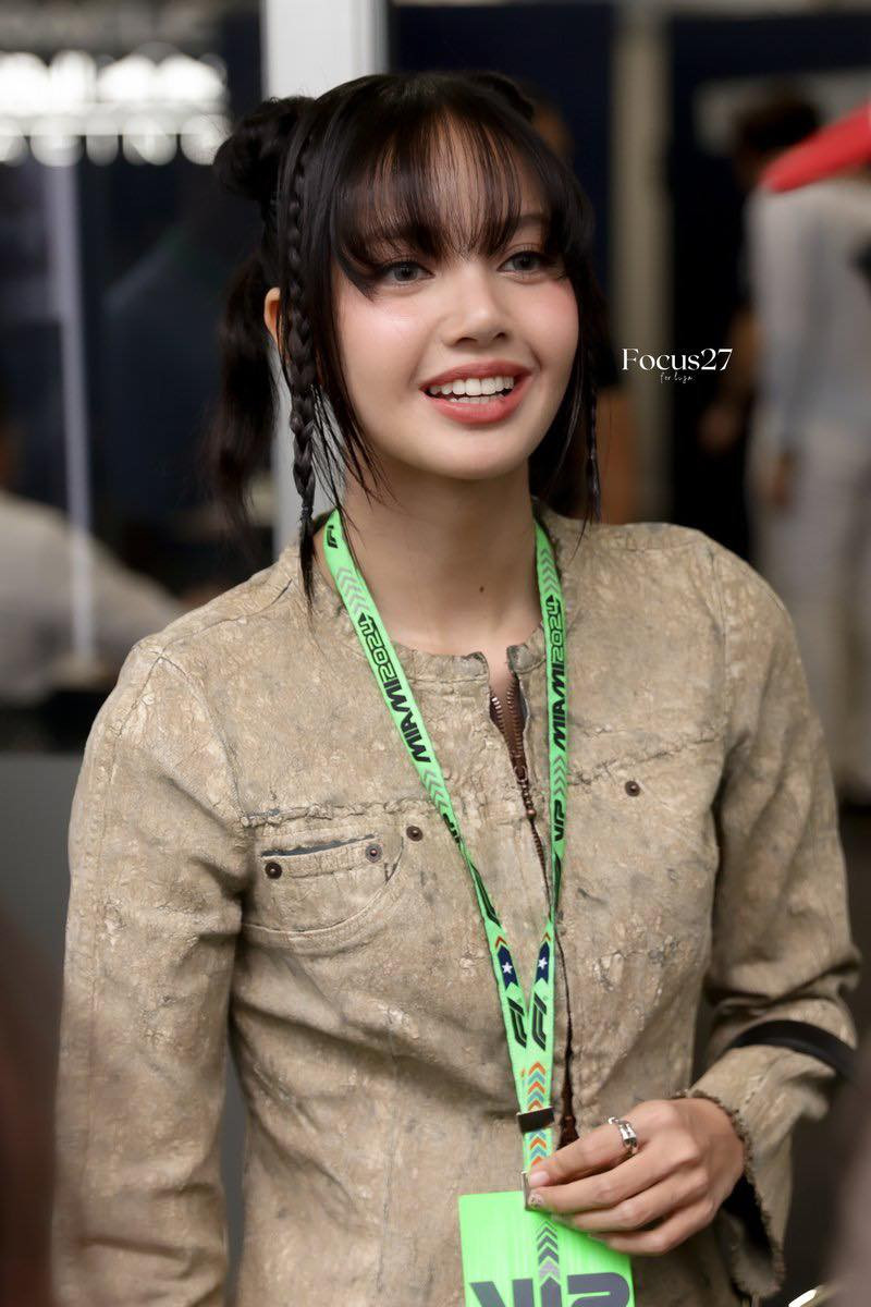 Trang phục và phụ kiện đi kèm Lisa diện tại sự kiện có giá trị lên tới 7.779 USD (hơn 197 triệu đồng). Trang phục và phụ kiện đi kèm Lisa diện tại sự kiện có giá trị lên tới 7.779 USD (hơn 197 triệu đồng).