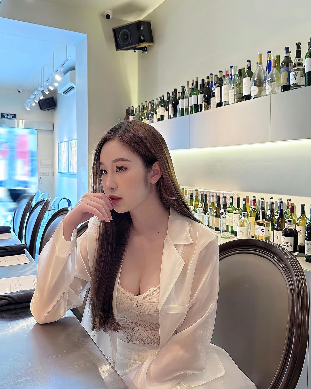 Đời thường, nữ diễn viên ưa chuộng phong cách thời trang nữ tính, không ngại chia sẻ hình ảnh gợi cảm lên trang cá nhân.