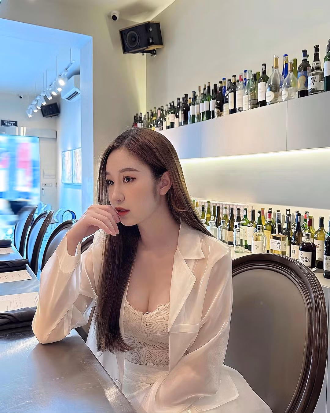 Đời thường, nữ diễn viên ưa chuộng phong cách thời trang nữ tính, không ngại chia sẻ hình ảnh gợi cảm lên trang cá nhân.