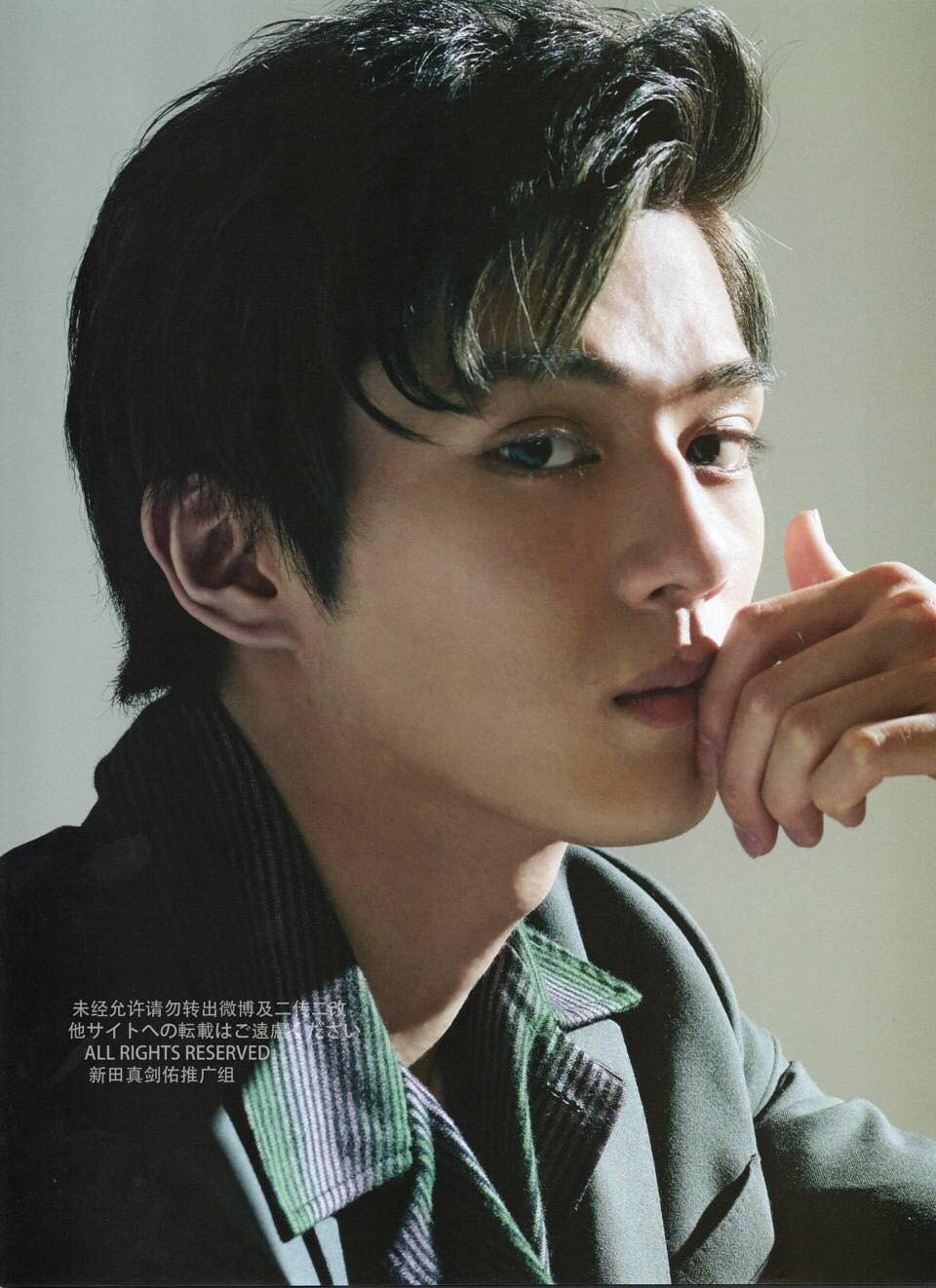 Tên thật là Maeda Mackenyu, diễn viên đã bỏ họ Maeda và lấy nghệ danh là Arata để tránh bị cho là dựa danh tiếng người cha tài hoa. Mackenyu theo cha học võ thuật từ bé, nhờ đó tạo dựng nền tảng cho anh đóng những phim hành động dễ dàng sau này. Ngoài ra, diễn viên còn dành thời gian học trượt tuyết, cưỡi ngựa, chơi đàn và có thể hát.